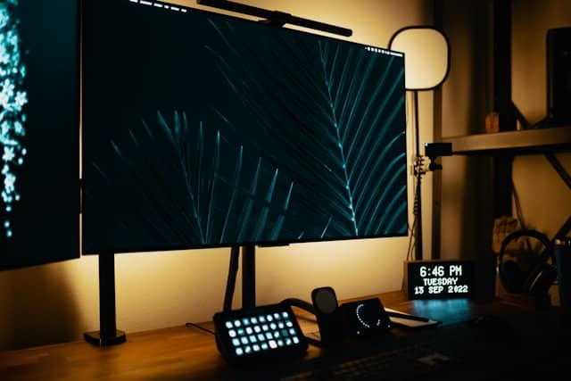 lighting_behind_display